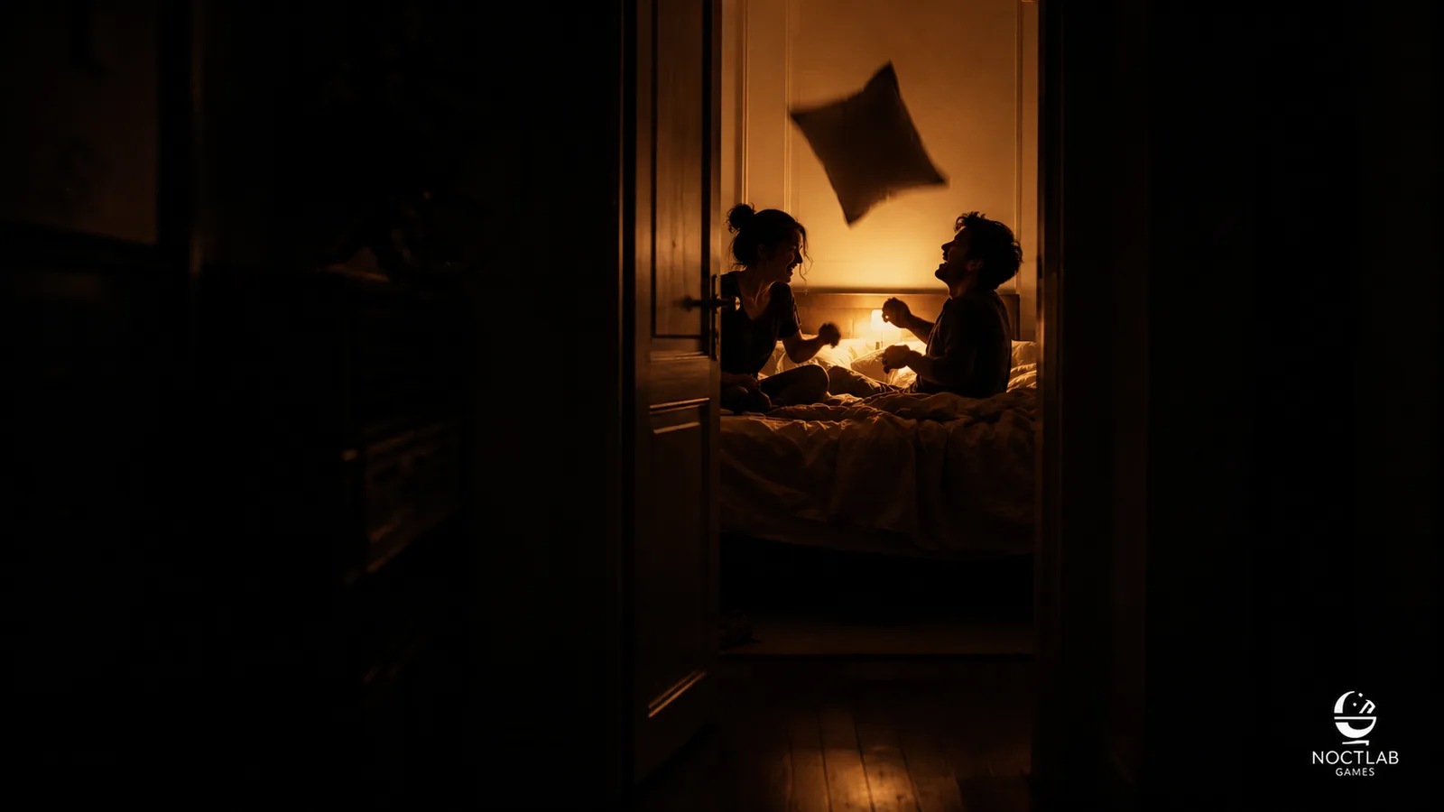 Habitación nocturna en penumbra vista desde una puerta entreabierta — dos siluetas riéndose sobre una cama deshecha, almohada en el aire, luz cálida dorada que rompe la rutina