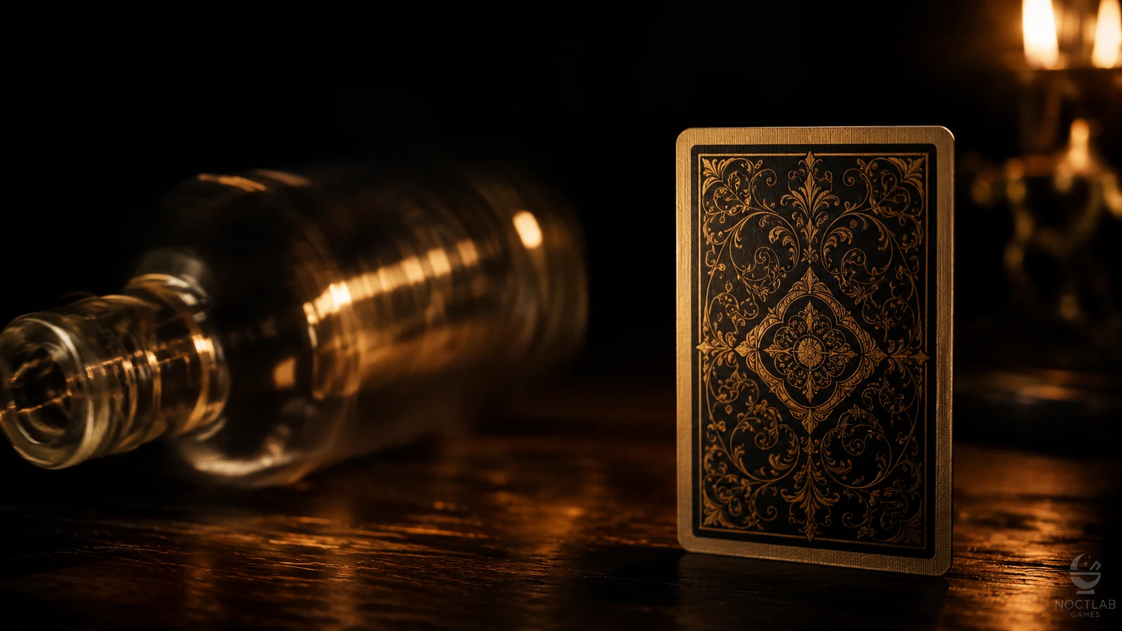 Una botella borrosa en pleno giro junto a una carta de baraja nítida y quieta sobre una mesa de madera oscura — metáfora del azar sin estructura frente al juego con estructura