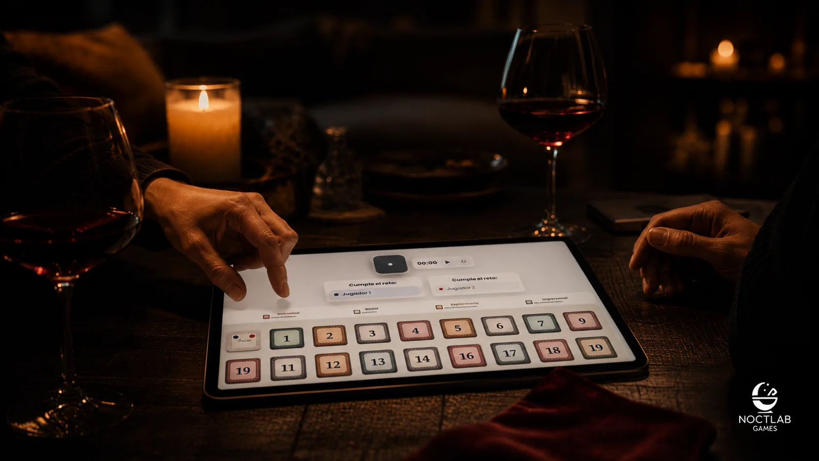 Tablero de juego de mesa minimalista de madera oscura iluminado por la luz cálida de una vela, con dos copas de vino tinto — escena íntima de pareja jugando en casa de noche